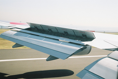 Spoiler (sulla parte superiore dell'ala) e flap estesi dopo un atterraggio (pic: Hyougushi)